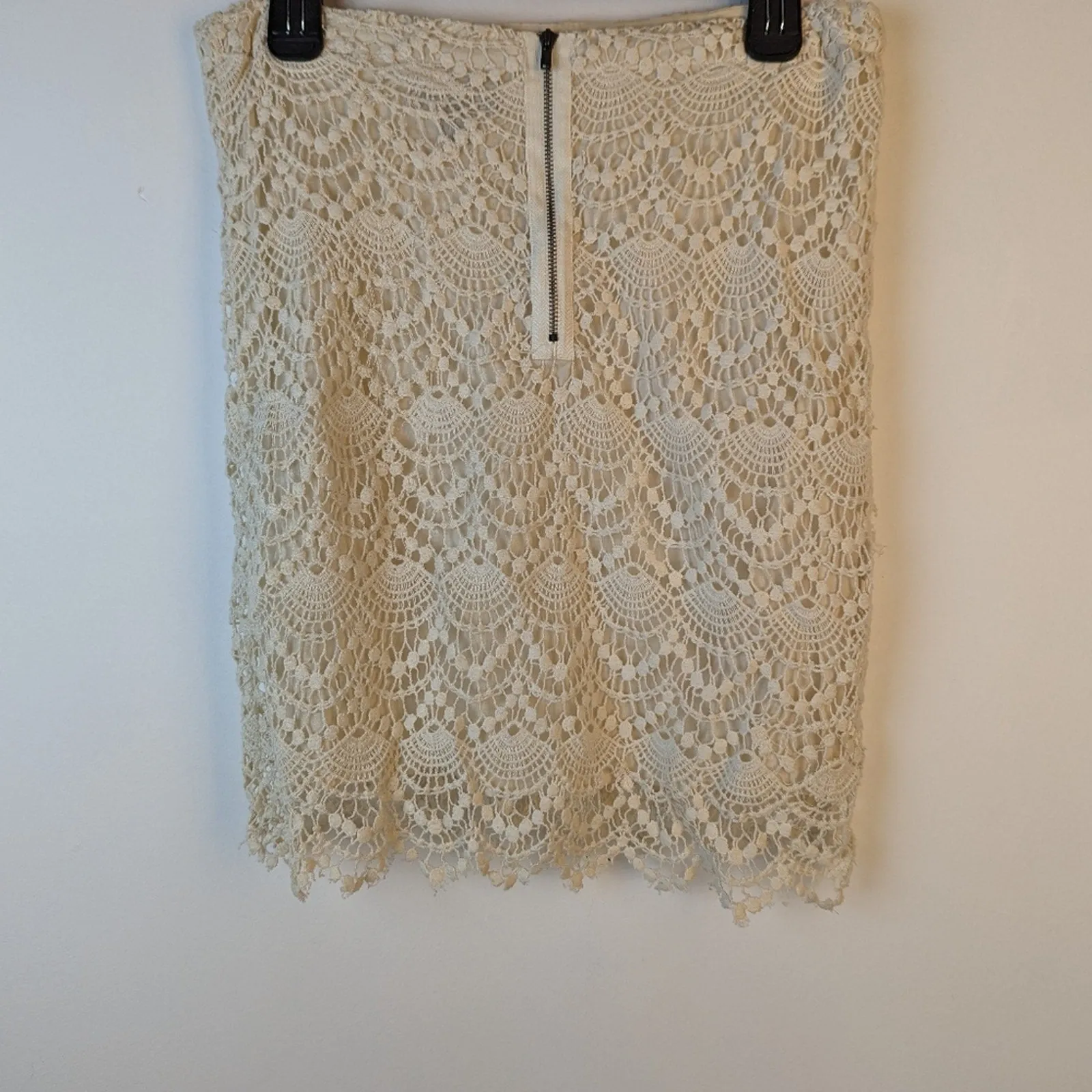 Lace Scalloped Pencil Skirt - 8